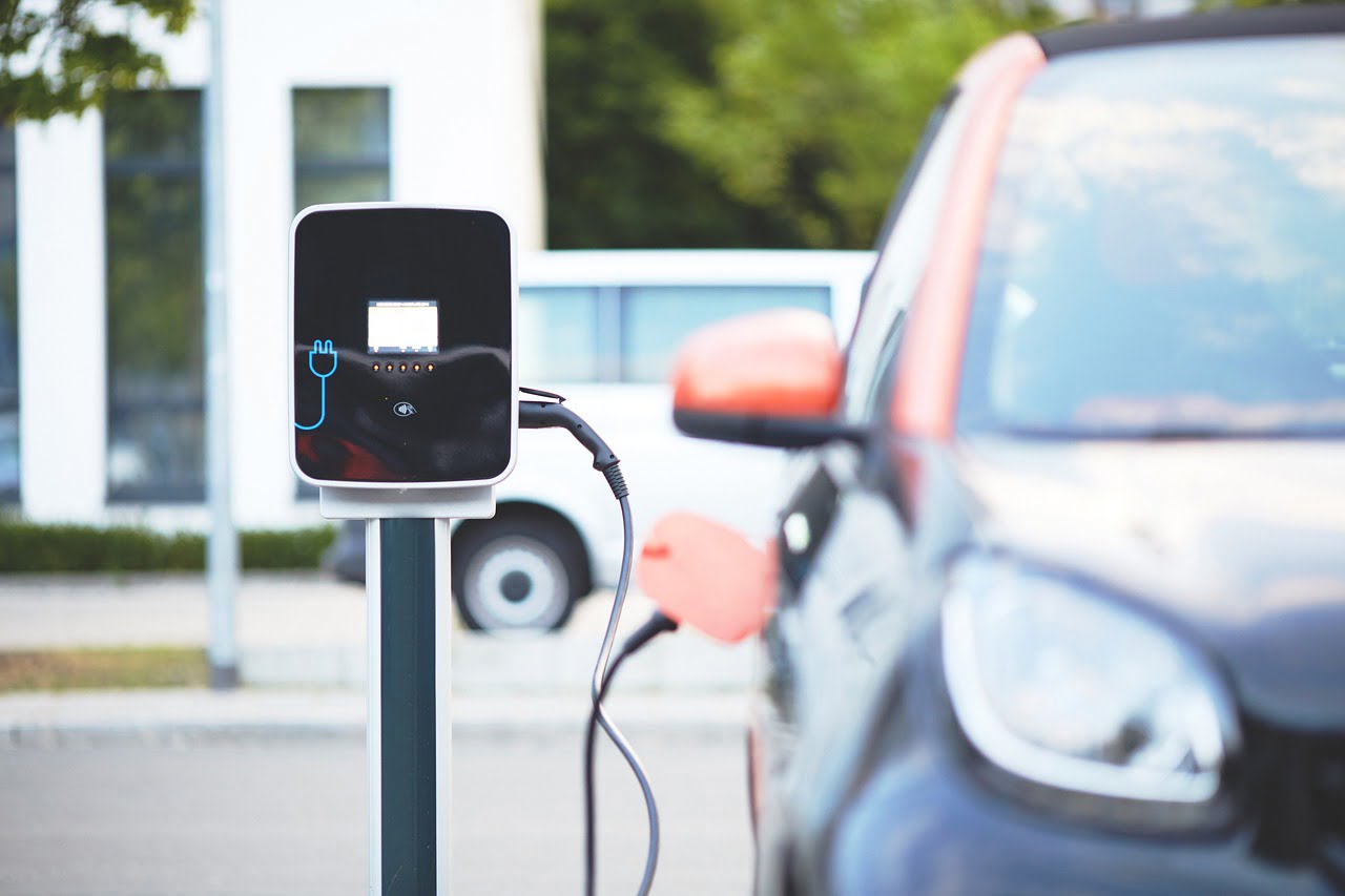 最近流行りの電気自動車、結局のメリットは？